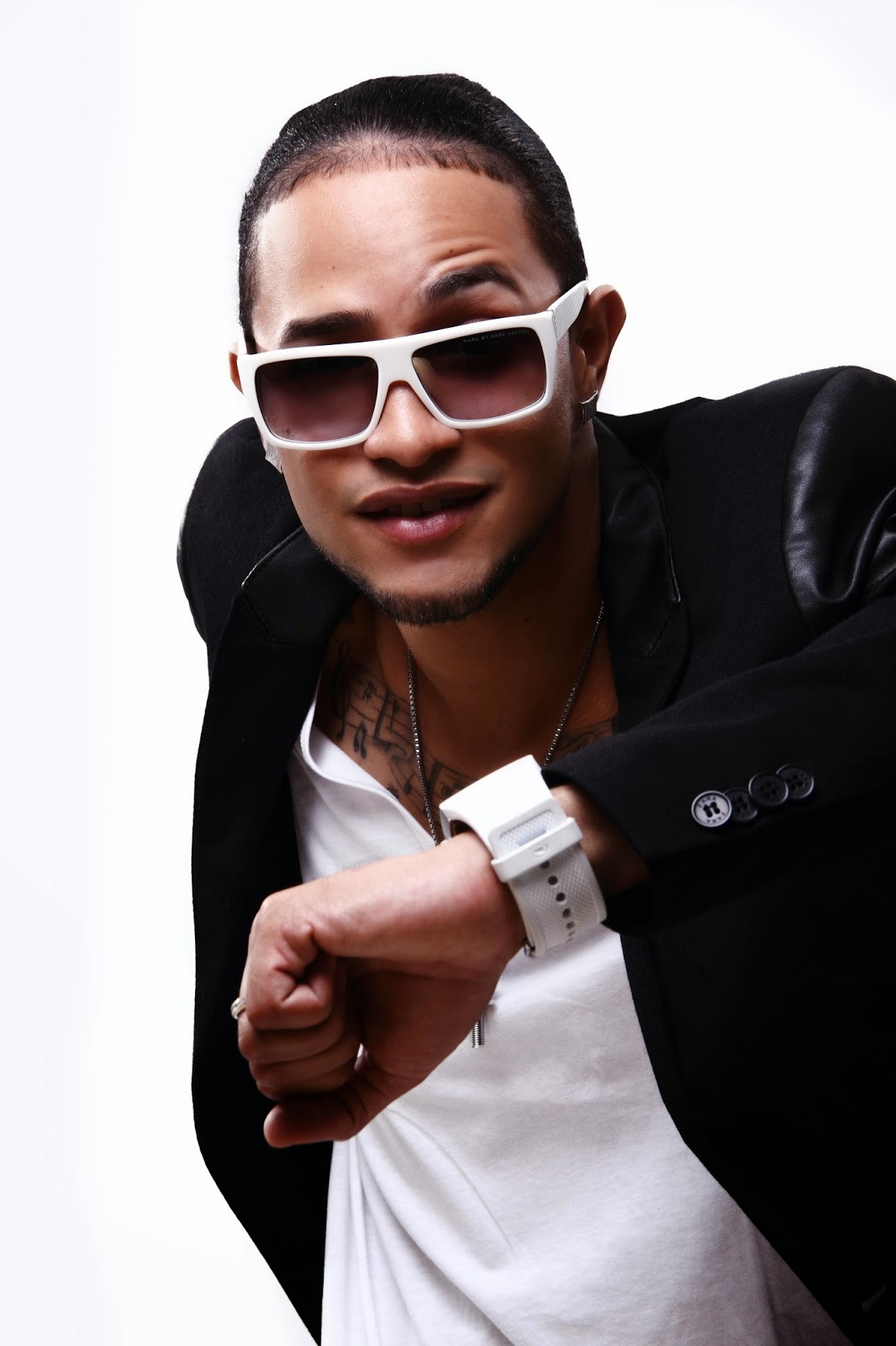 Mozart La Para calienta la radio de RD con el tema ¨Whatever You¨