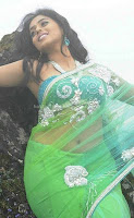 Poorna latest navel in saree