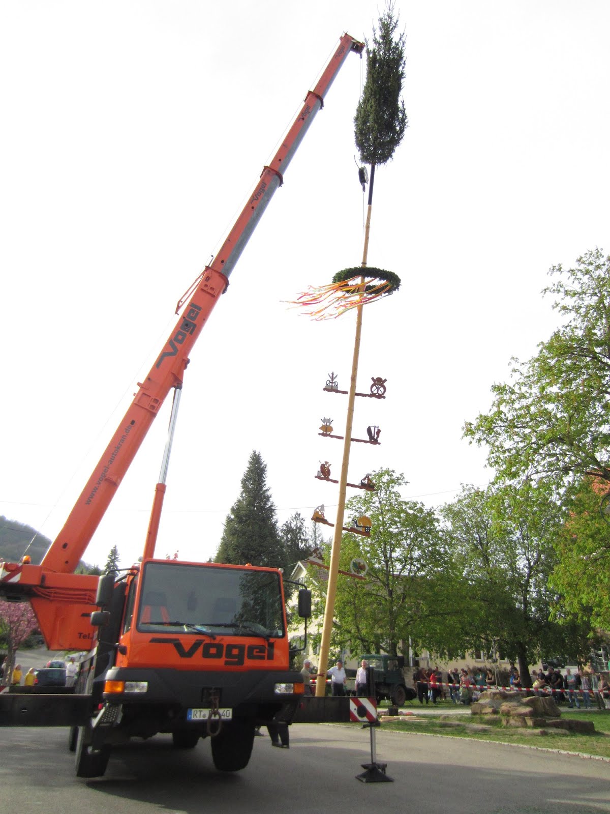 Eningen U A Der Maibaum Steht Mit Hilfe Aus Dem Neckartal
