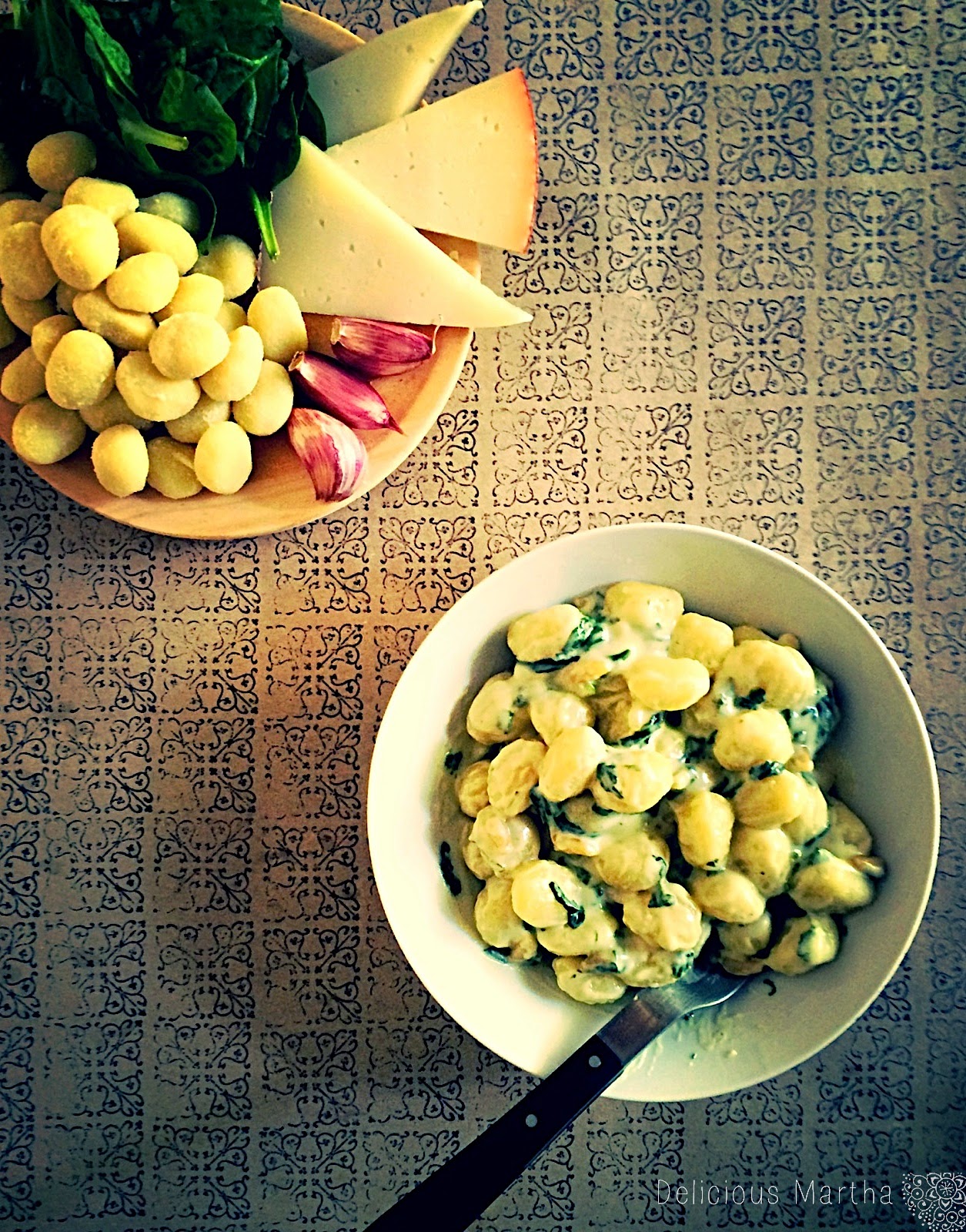 Gnocchi con espinacas y salsa a los tres quesos