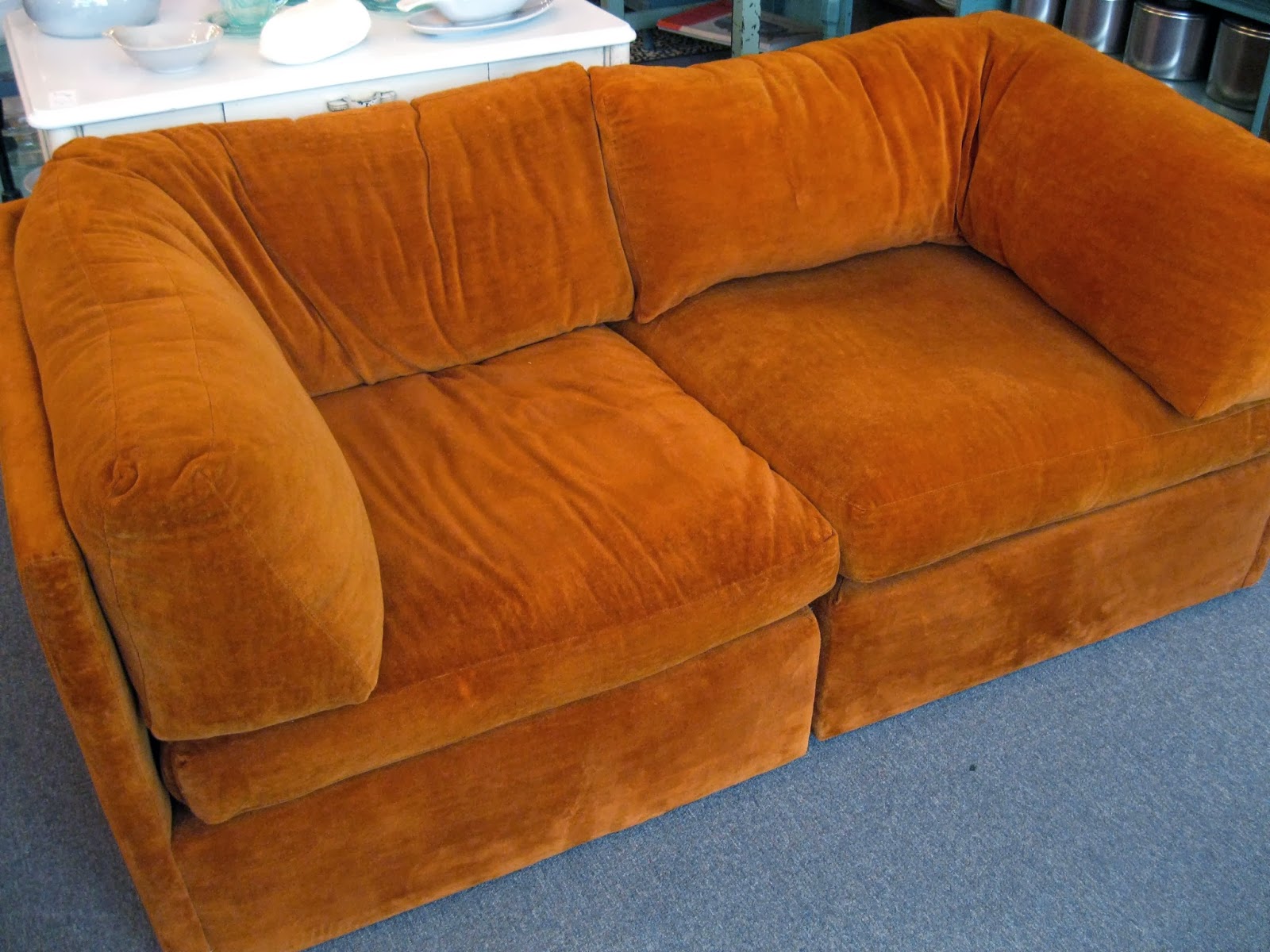 STREET SCENE VINTAGE How to Style The Vintage Velvet Couch