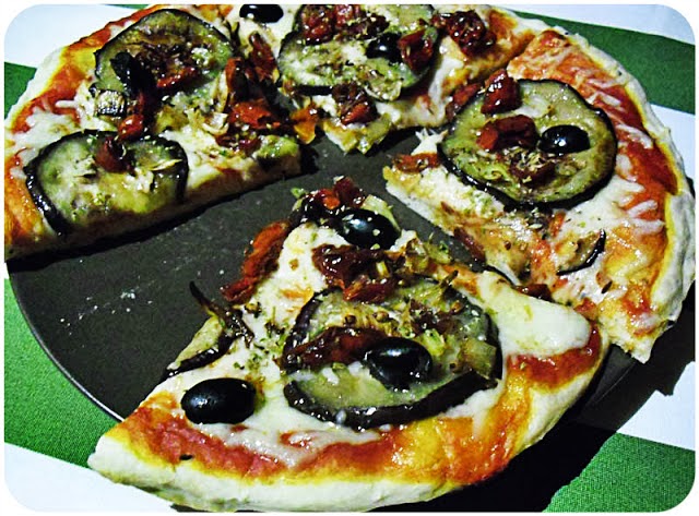 BASE DE PIZZA CON QUINUA Pizza+de+berenjena+y+tomates+secos+con+s%C3%A9samo+negro