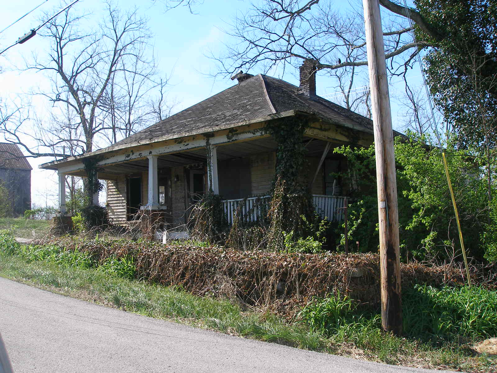 Unusual Kentucky Abandoned Houses in Woodford County
