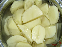 Brazo gitano salado-cocinando las papas