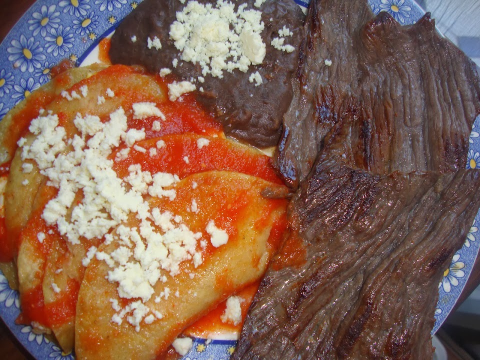 Chocolate Molinillo Cecina y Enchiladas Huastecas