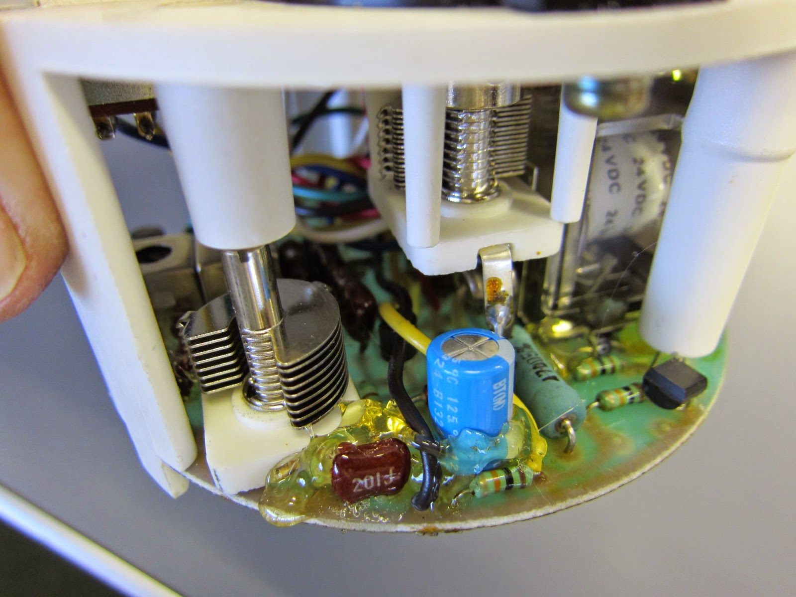 見習い変ジニアの雑記帖: OMRON E7A-Rを修理する