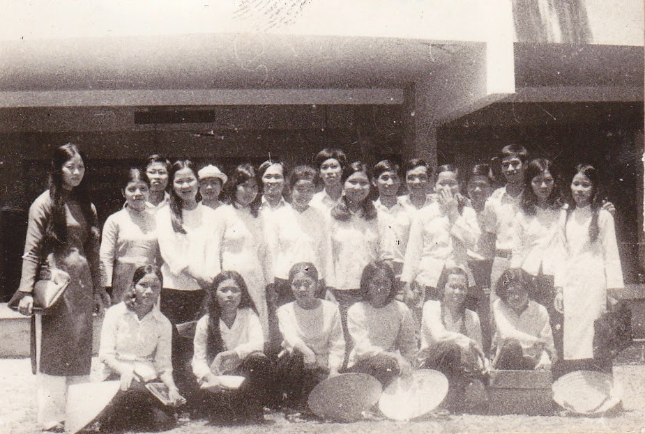 Ngày ra trường 12C6-1978, Cô Mai, Cô Liên và các bạn