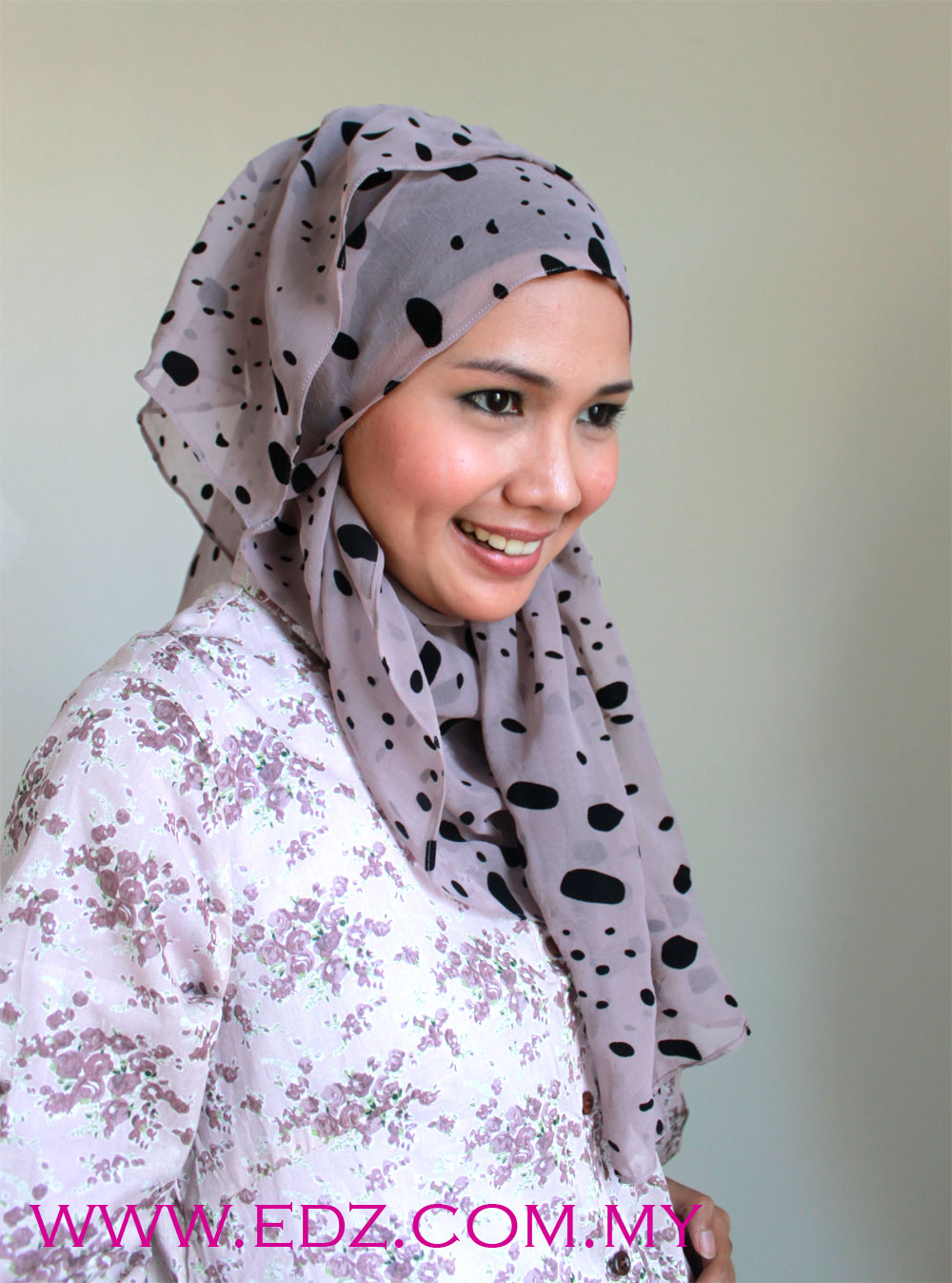 cara pakai shawl satin simple