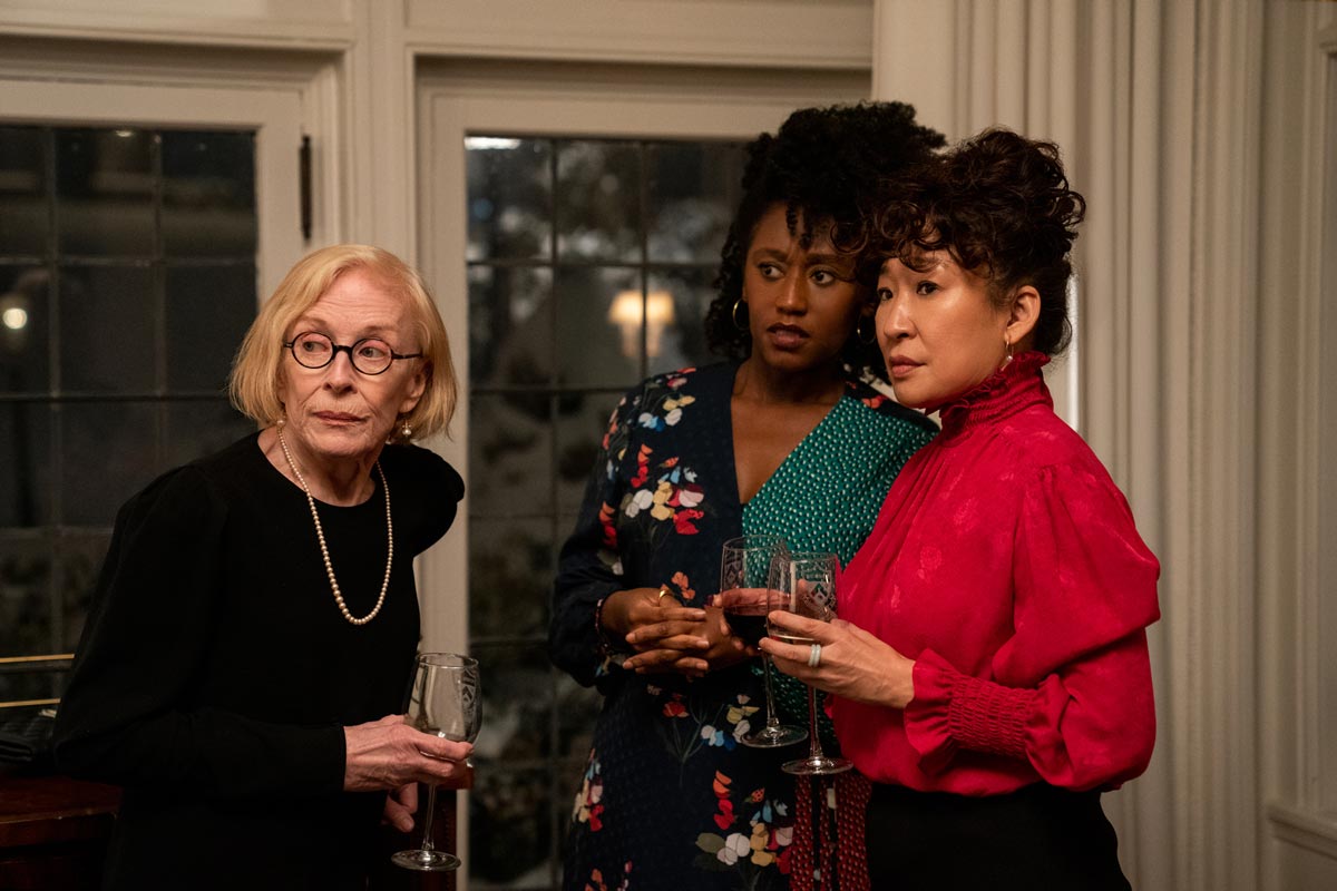 Sandra Oh de Netflix, Holland Taylor y Nana Mensah y The Chair Ji-Yoon, Joan y Yaz en un fiesta del departamento de francés en The Chair de Netflix