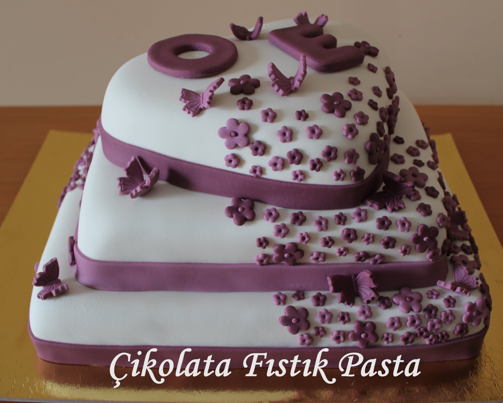 Selmin Uğrar Mor Çiçekli Nişan Pastası