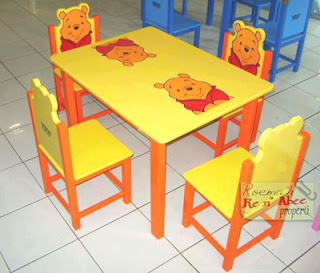 Roemah Re n' Abee : meja kursi mini (the pooh)