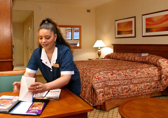 Женщина с волосатой пиздой одевается в номере отеля