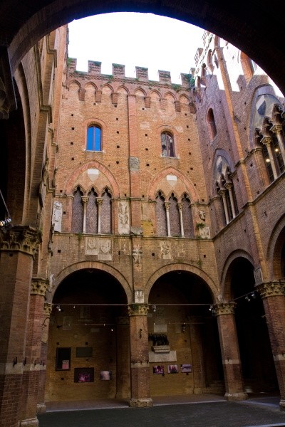 cortile di accesso al palazzo comunale