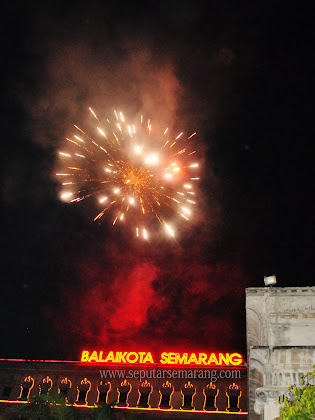 Foto Pesta Kembang Api di Semarang Balai Kota