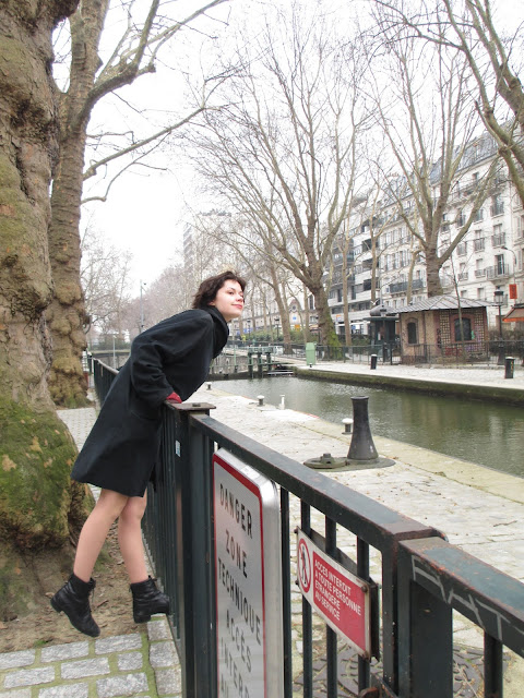 Dressing up in Paris Canal Saint Martin Amelie big black coat