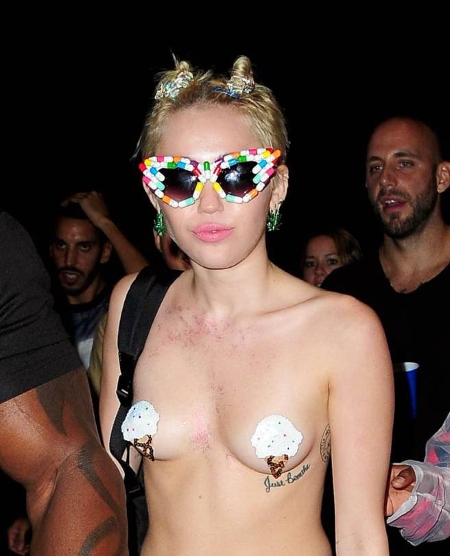 Blog de la Tele: Miley Cyrus asiste en topless a una 