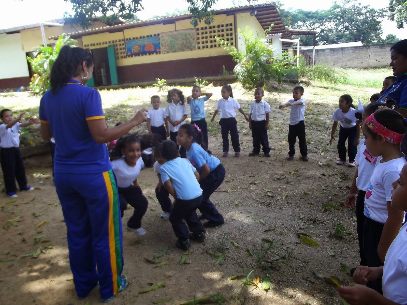 EN EL PATIO CON LOS NIÑOS