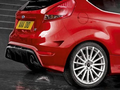 Ford Fiesta ST use dual exhaust while for the alloy wheels measuring 17