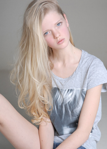 About A Girl…: Annemarie Kuus signed WIZARD MODELS & Tank Magazine 2012SS