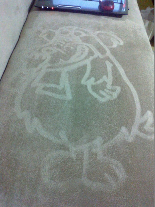 Kadife Kumaşlı Koltuğa Resim Çizme Sanatı: Sedemizm Kadife Kumaşlı Koltuğa Resim Çizme Sanatı: Sedemizm