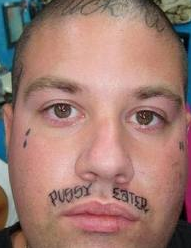 tatuaje en los labios con la leyenda: pussy eater