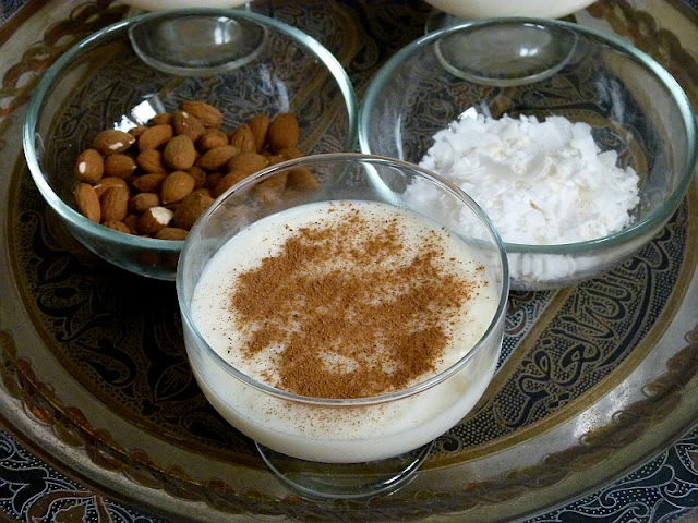 Ägyptischer Milchreis Rezept Ros bil Laban mit Zimt Kokosnuss und Nüssen Ägyptischer Milchreis Rezept Ros bil Laban mit Zimt Kokosnuss und Nüssen