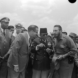 foto gambar presiden ir. soekarno (sukarno) bersama Fidel Castro