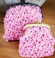 http://translate.googleusercontent.com/translate_c?depth=1&hl=es&rurl=translate.google.es&sl=en&tl=es&u=http://www.annoocrochet.com/2013/03/shabby-chic-little-coin-purse-free.html&usg=ALkJrhigNNeB2N0zPUnqpFJOG6DhW30pyw