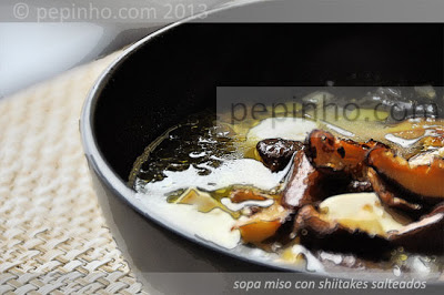 Sopa miso con shiitakes salteados