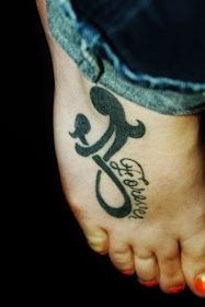 ♥ ♫ ♥ mother daughter tattoo ~ I'm not a fan of tattoos on girls but at times it can be cute on the feet and this tattoo is very sweet. If I were to ever get one it would be like this. ♥ ♫ ♥