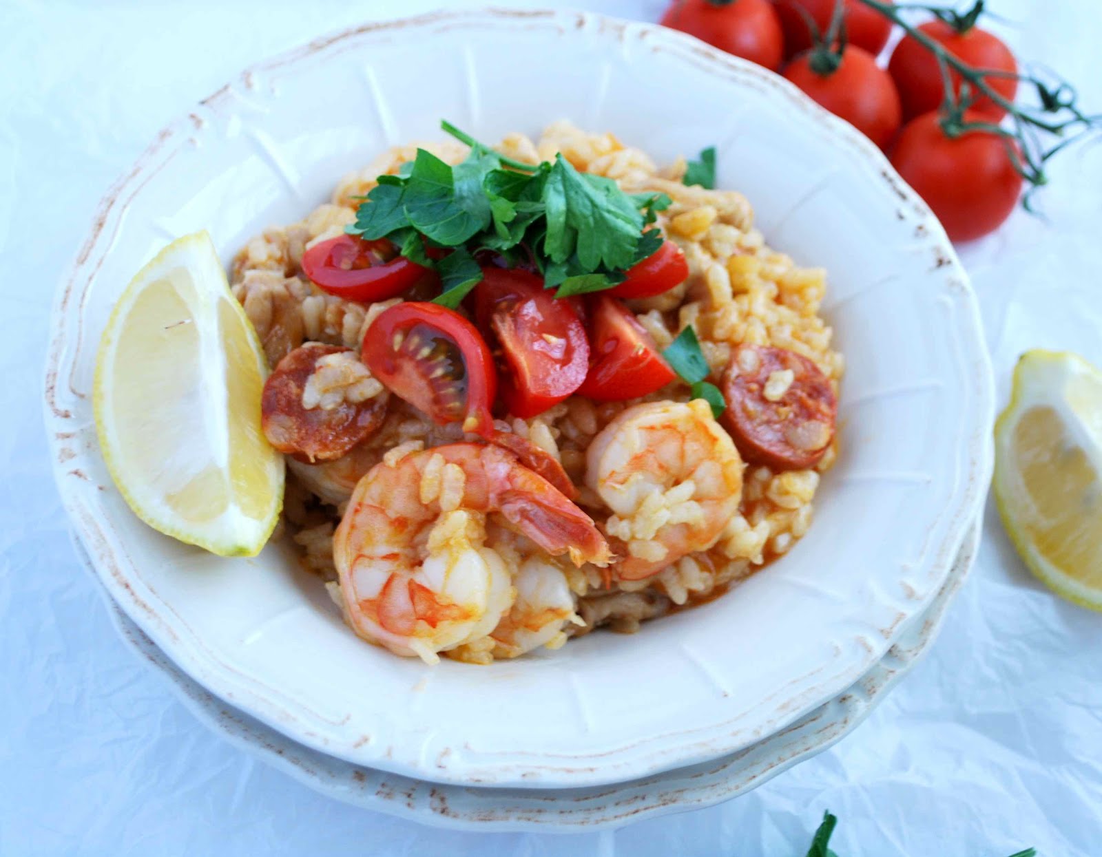 Szybka paella z kurczakiem, chorizo i krewetkami.