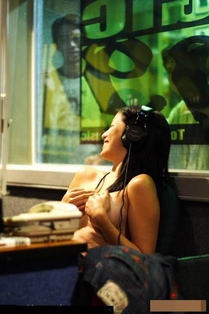 Foto Nekat Cewek Penyiar Radio Telanjang Di Studio Sambil Siaran Foto Nekat Cewek Penyiar Radio Telanjang Di Studio Sambil Siaran