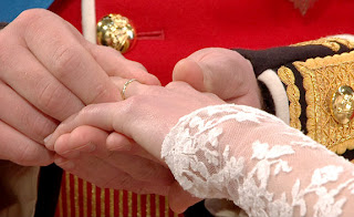 Prince William has problem putting ring on Kates finger Prince William has problem putting ring on Kates finger