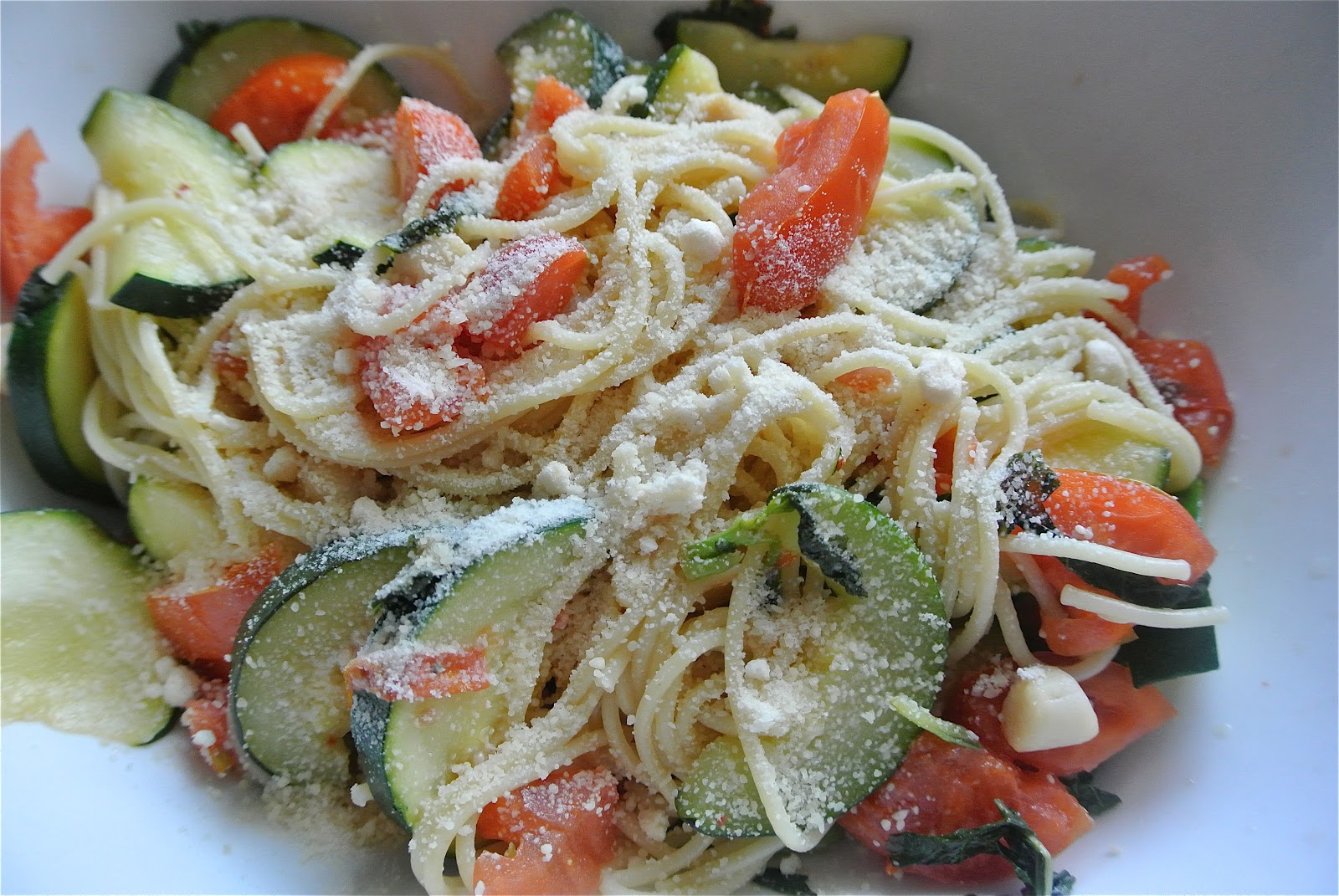 Simple Pasta with Scallops, Zucchini and Tomatoes