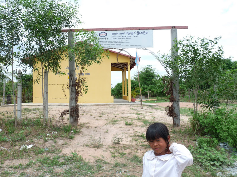 Entrée de l'Ecole Domaines avec la nouvelle plaque...