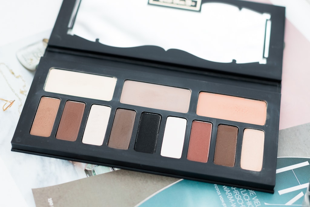 Zehn Produkte ein Look mit Charlotte Tilbury, Chanel, Kat Von D., L'Oreal, Benefit, Jane Iredale und Nars Zehn Produkte ein Look mit Charlotte Tilbury, Chanel, Kat Von D., L'Oreal, Benefit, Jane Iredale und Nars