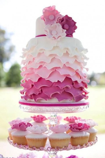petali-di-rosa-sulla-torta.jpg