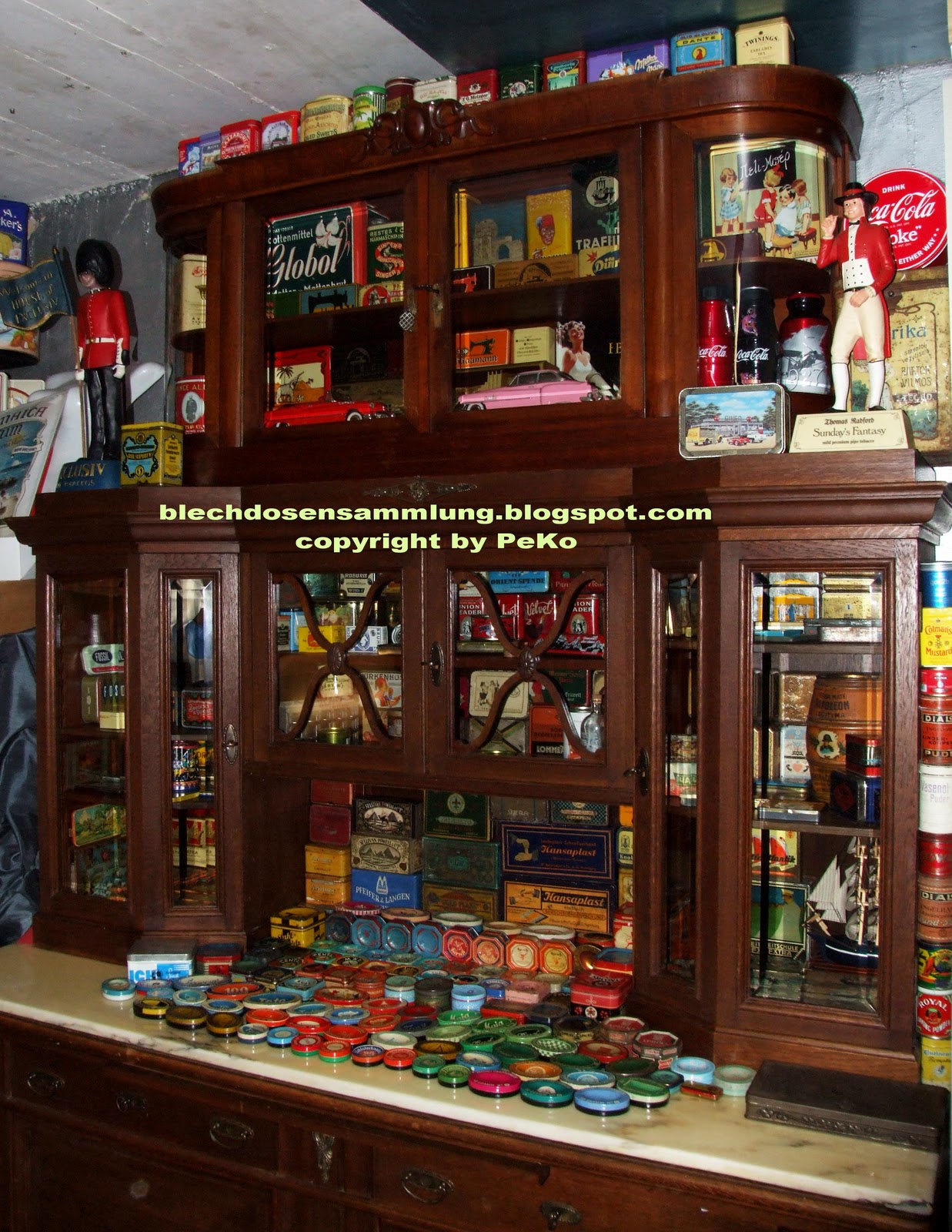 PeKos Blechdosensammlung: Die Blechdosen-Vitrine