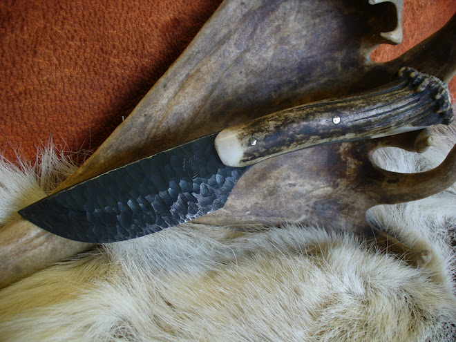 Cuchillo laminado de tres capas,texturado simil piedra asta de ciervo sika