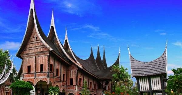 RUMAH GADANG: Rumah Gadang di Sumatera Barat