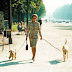 Η Γκρέις με τους σκύλους της στο Παρίσι...