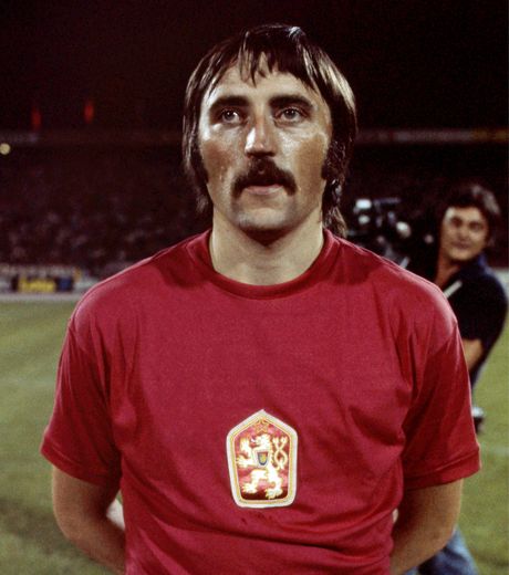 antonin-panenka-auteur-du-penalty-decisif-de-la-tchecoslovaquie-en-1976-contre-la-rfa-2-2-5-3-t-a-b_61106_w460