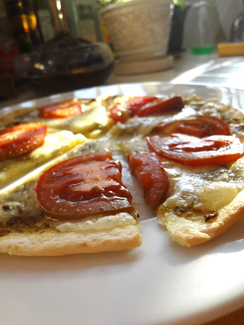 Tortilla Pizza with pesto and tomato 