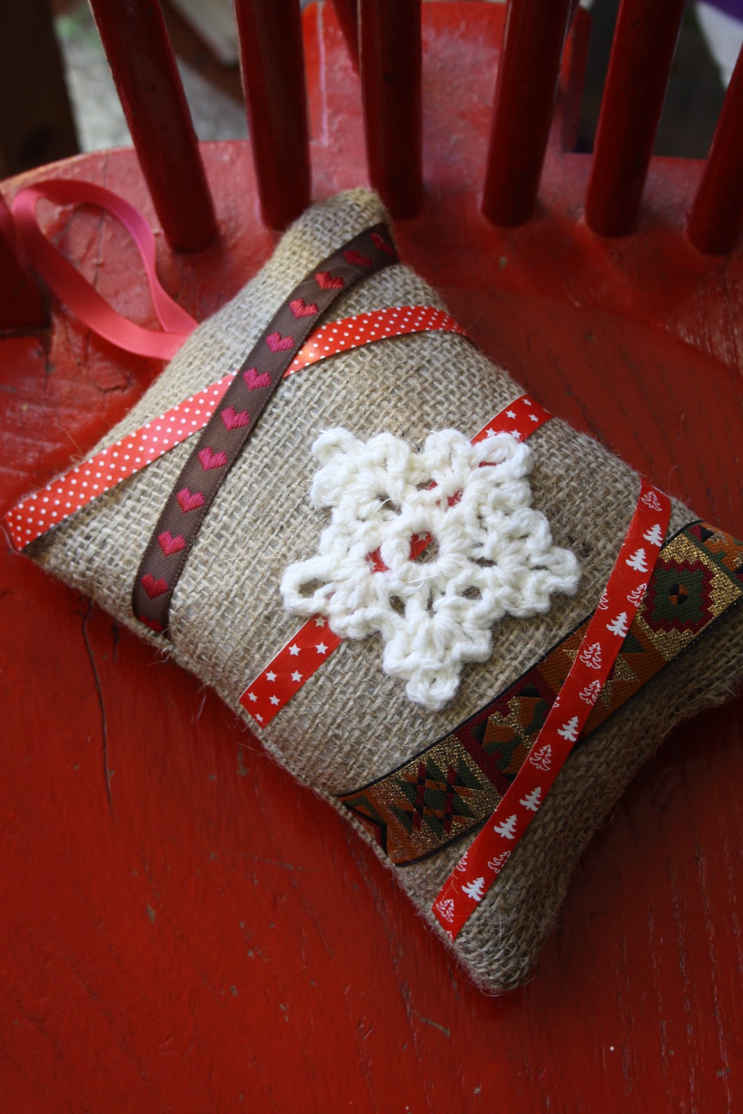 CraftLee Free Tutorial County Christmas Cushion