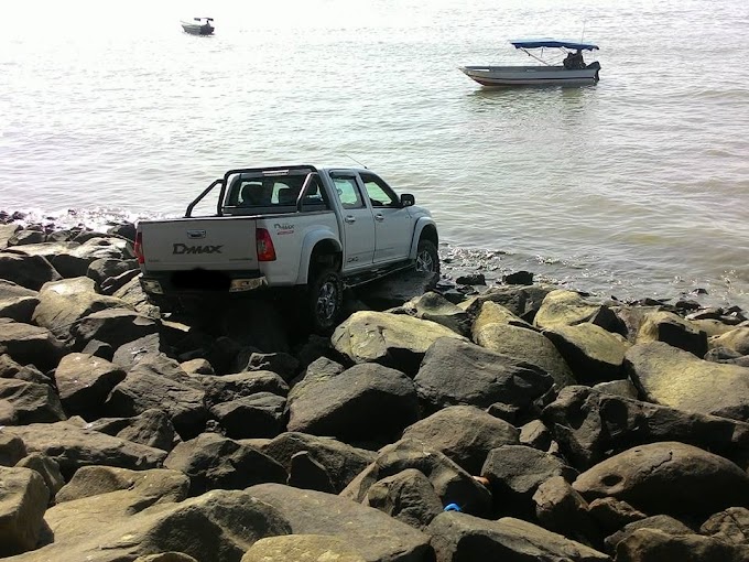 Insiden Kereta 4WD D-MAX terjunam ke dalam laut di Tawau
