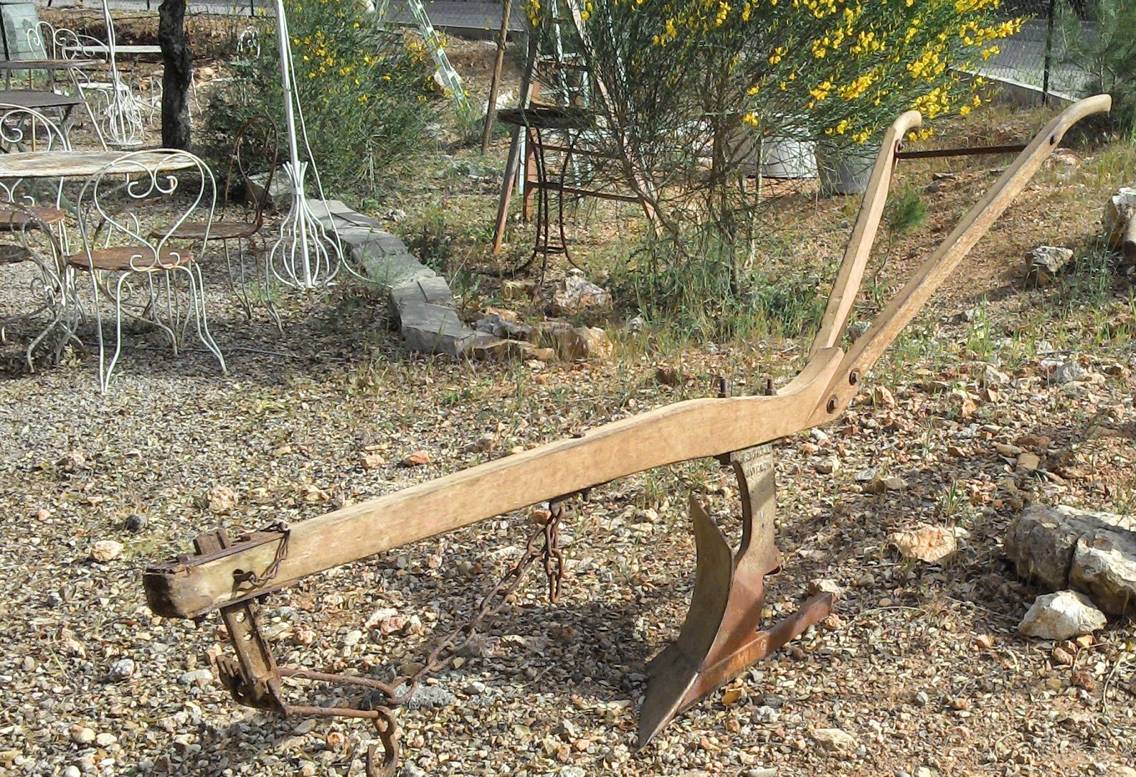 Ancienne charrue art populaire déco jardin provençal campagne ...
