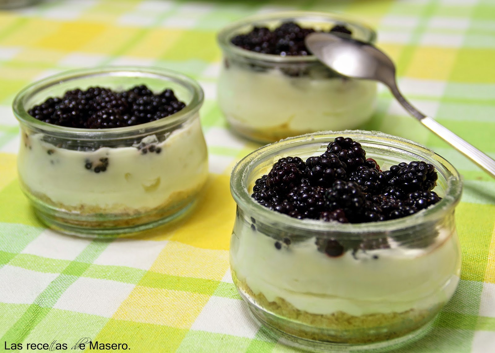 Vasitos De Crema De Queso Con Moras
