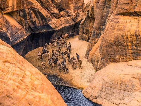 This one is located in the Ennedi Plateau, in north-eastern Chad, hidden behind a canyon. -There’s A Place You Can Barely See In The Middle Of The Desert. But When You Go Closer… AMAZING. This one is located in the Ennedi Plateau, in north-eastern Chad, hidden behind a canyon. -There’s A Place You Can Barely See In The Middle Of The Desert. But When You Go Closer… AMAZING.