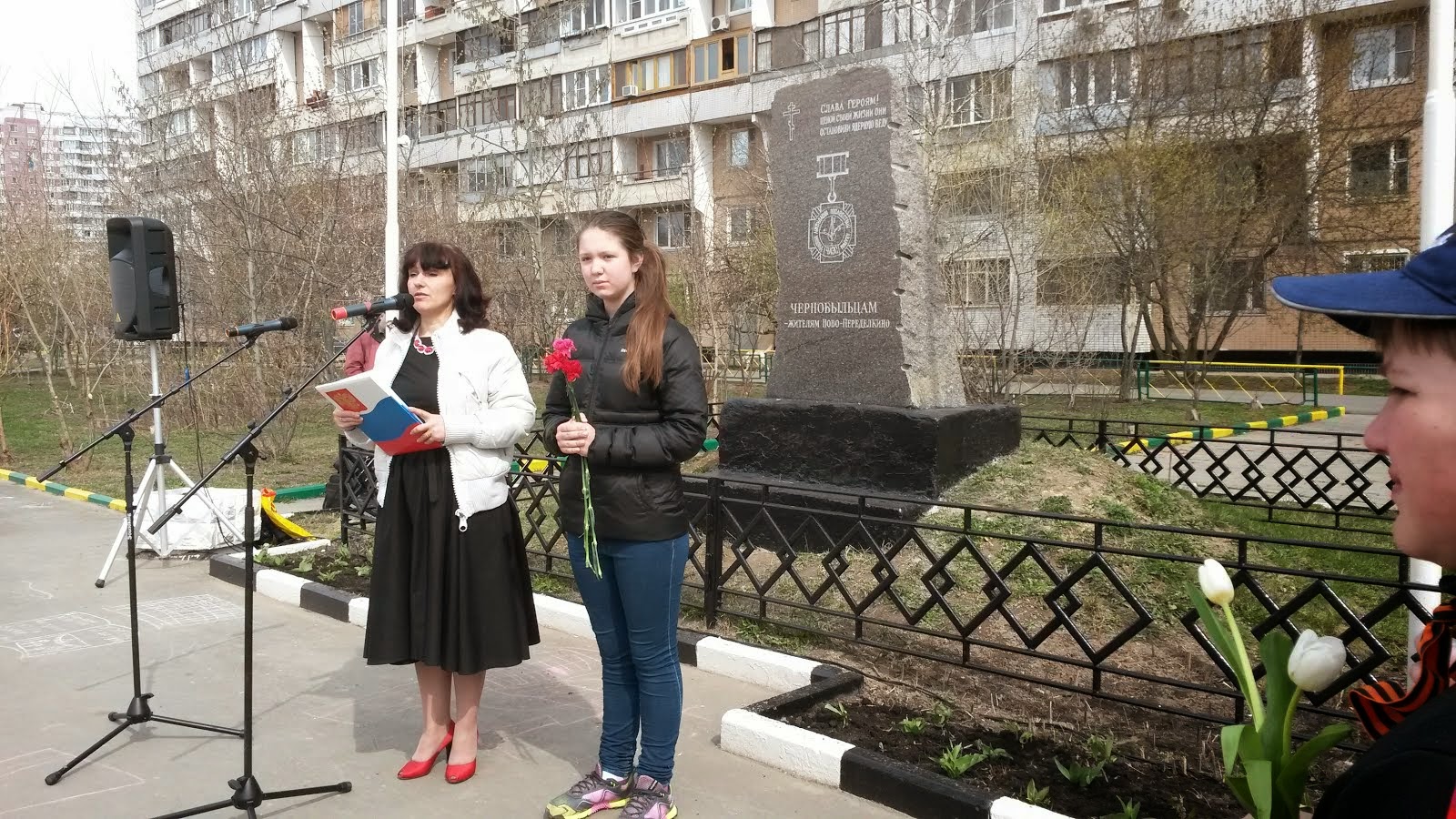 Попова Владислава, ученица 5 "Б" класса читает стихотворение, посвященное героям Чернобыля
