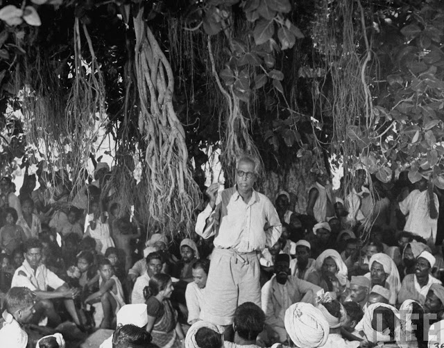 Indian+Communist+Party+Leader+S.+V.+Perulekar+speaking+to+a+crowd+of+aborigines+villagers+of+the+Untouchables+caste,+while+standing+under+a+banyon+tree+-+Zari+India+1946